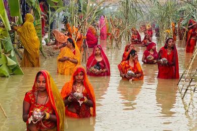 आज छठ पर्वको मुख्य दिन, अस्ताउँदो सूर्यलाई अर्घ्य दिइँदै